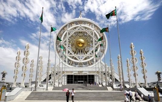 独立碑 08图虫/土库曼巴希/它是土库曼斯坦通向里海的大门,一座